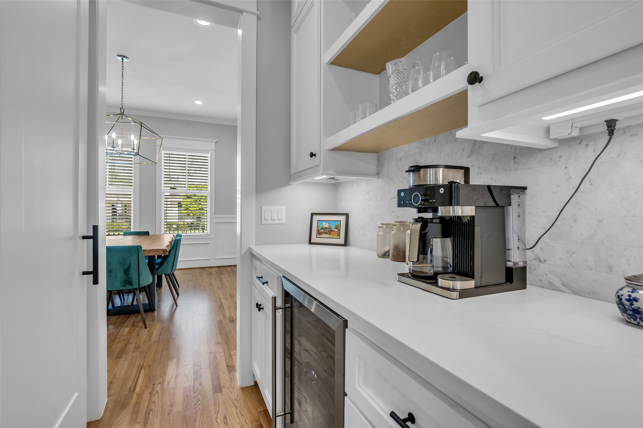 800 Walton Street Houston, TX 77009 - Photo 16 of 38 Hallway between the kitchen and formal dining room provides a smooth transition, keeping the layout open and accessible.