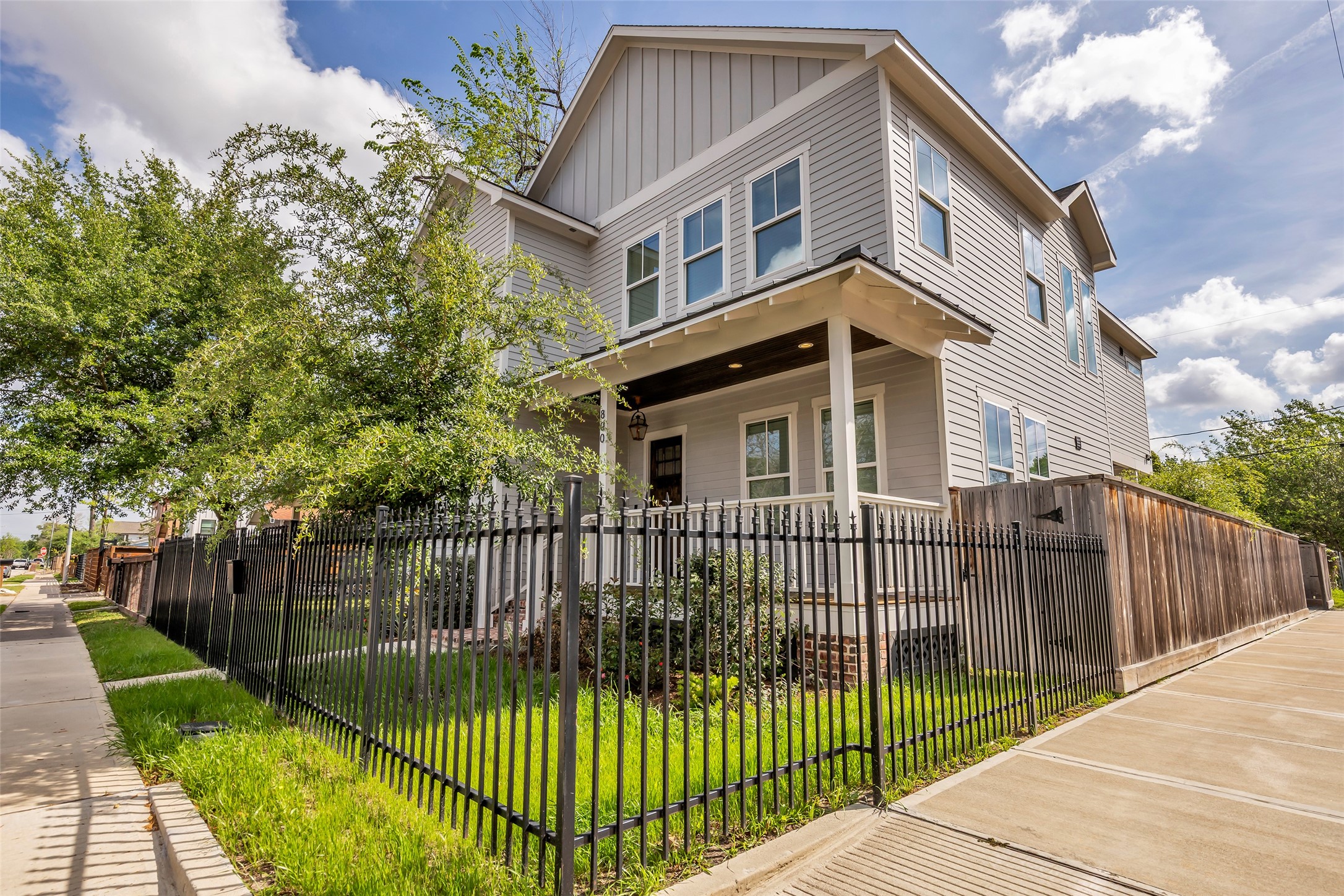 800 Walton Street Houston, TX 77009 - Photo 2 of 38 This home makes a strong first impression with its eye-catching curb appeal and well-maintained exterior.