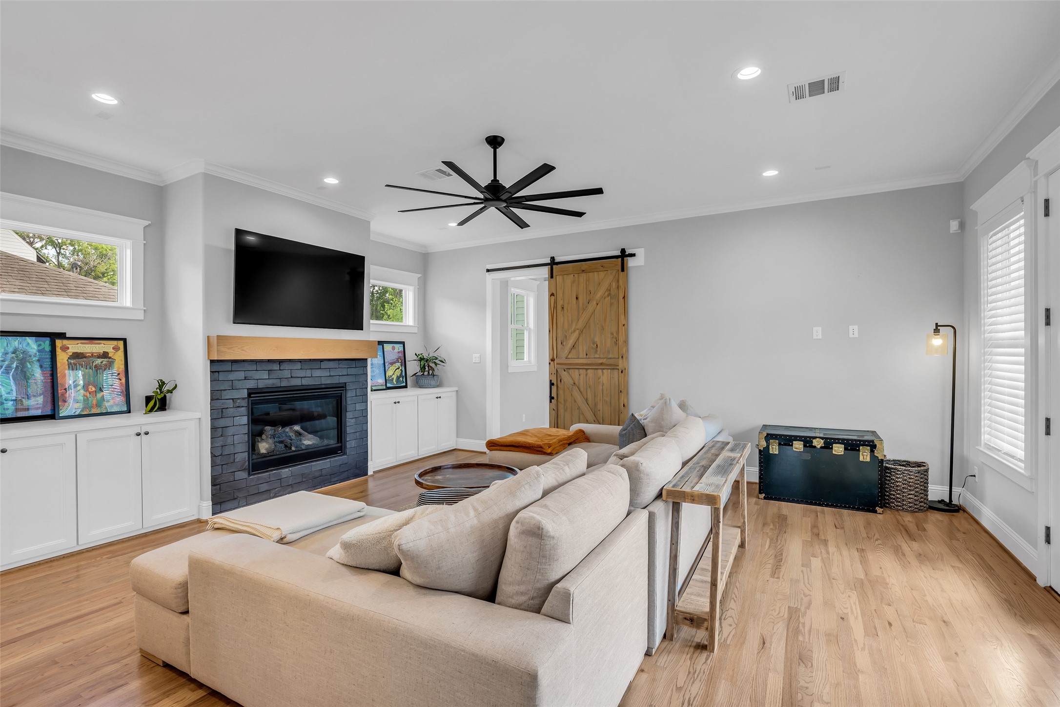 800 Walton Street Houston, TX 77009 - Photo 21 of 38 Another view of the living room gives a clear perspective of the space, helping you imagine furniture placement and layout options.