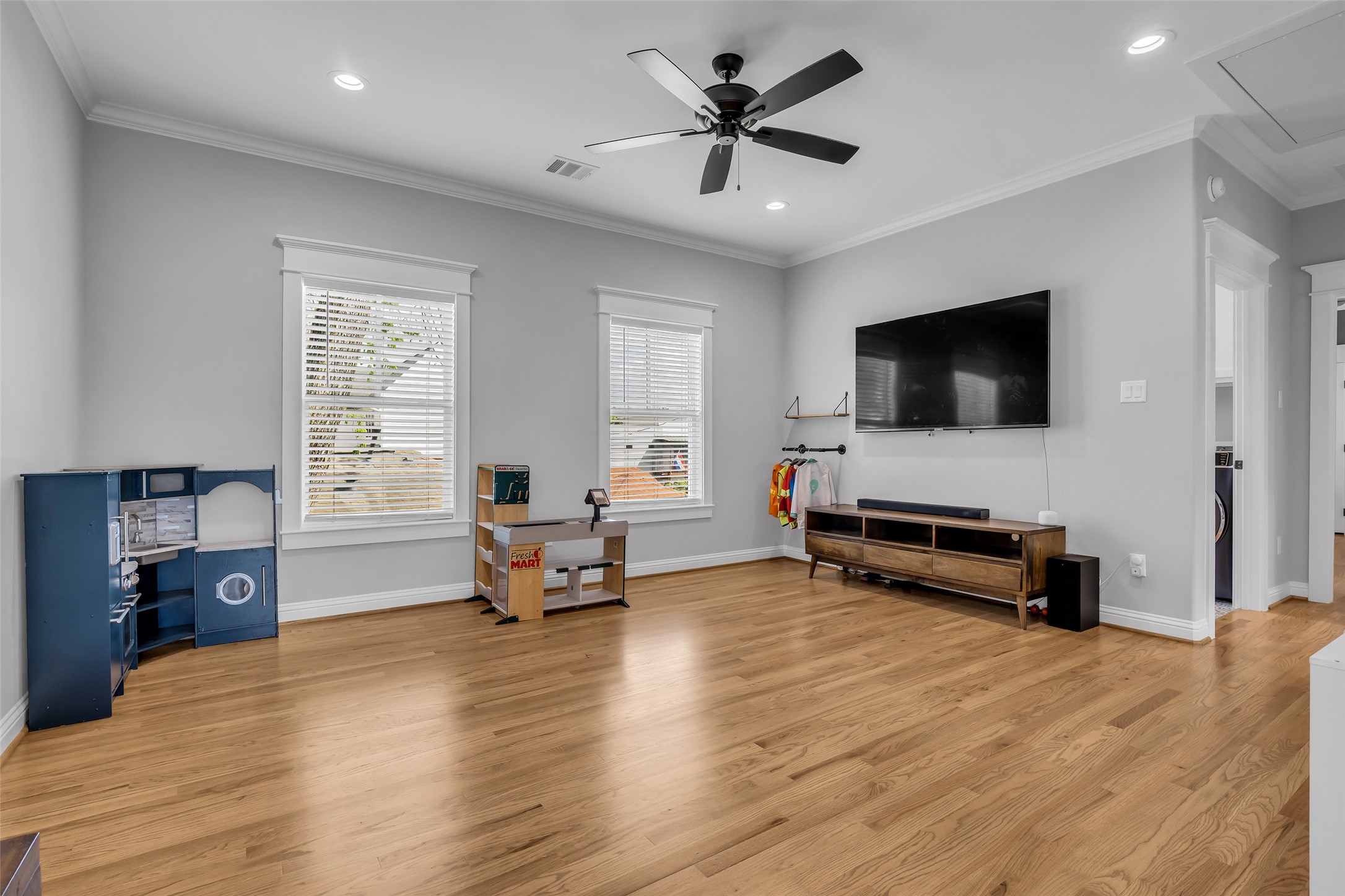 800 Walton Street Houston, TX 77009 - Photo 24 of 38 Second-floor family room provides a shared space for the whole family to relax, unwind, and spend time together.