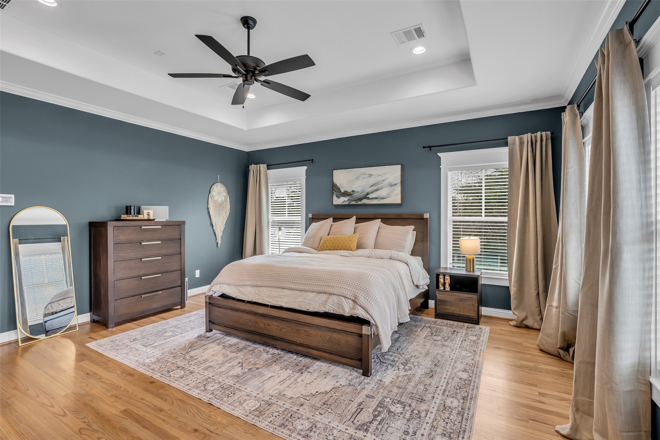 800 Walton Street Houston, TX 77009 - Photo 26 of 38 It features a tray ceiling, wood flooring, and ample space for personal belongings and furniture.