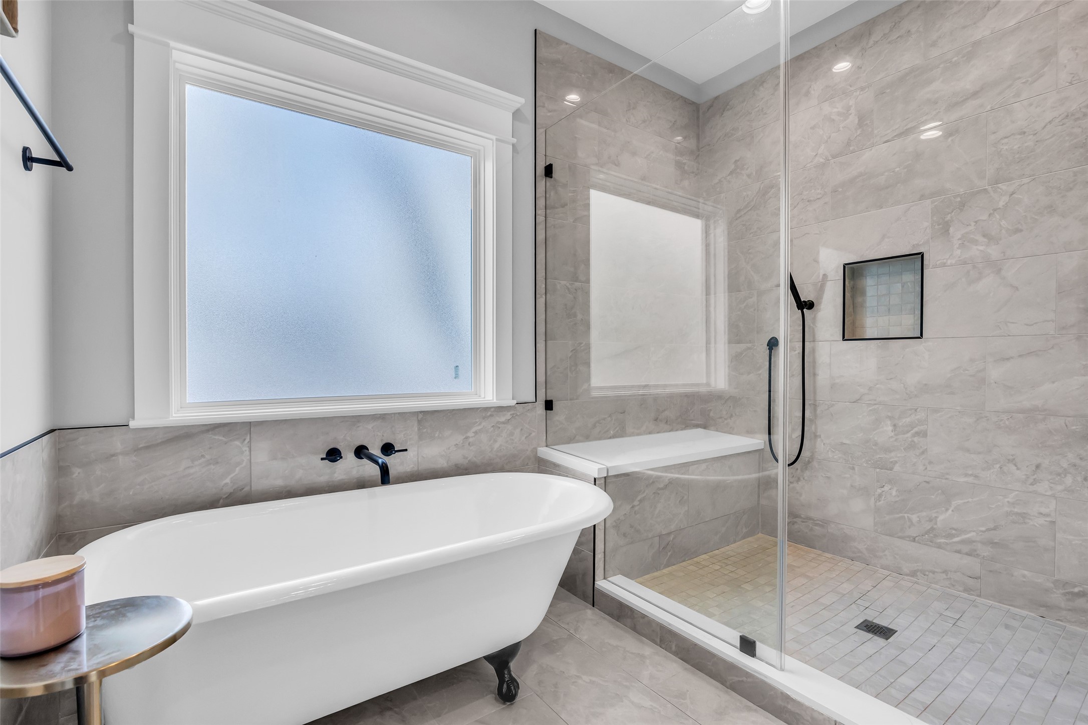 800 Walton Street Houston, TX 77009 - Photo 28 of 38 Primary bathroom also features a soaking tub and a separate shower, combining comfort and functionality.