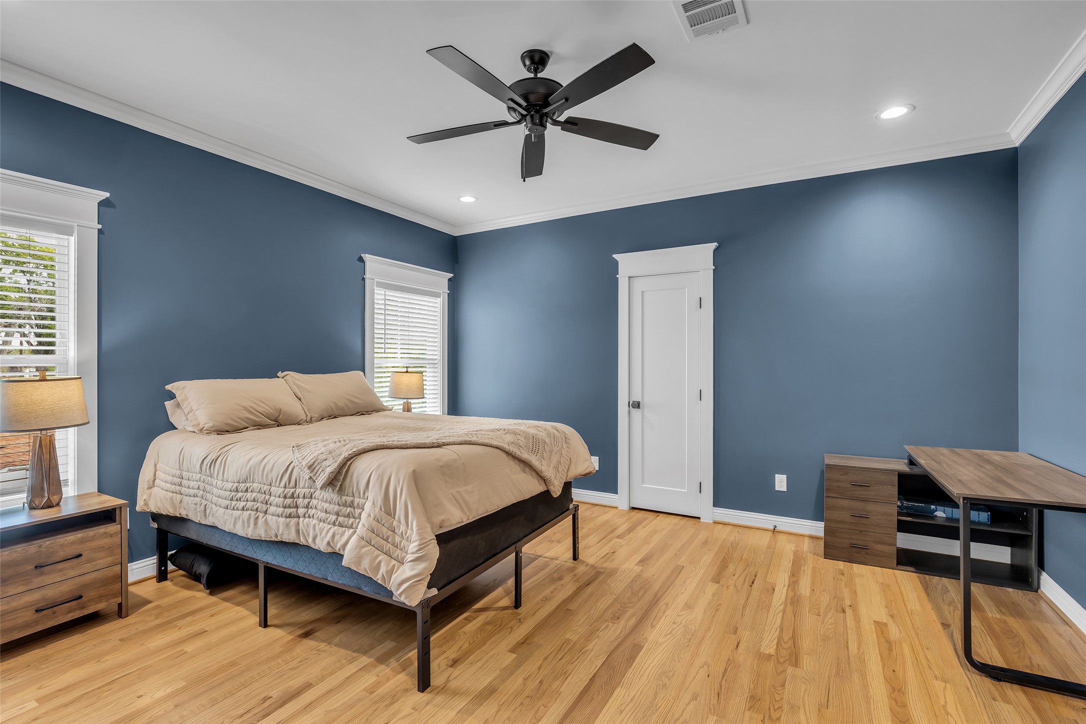 800 Walton Street Houston, TX 77009 - Photo 30 of 38 Secondary bedroom offers generous space, providing comfort and flexibility for various uses.