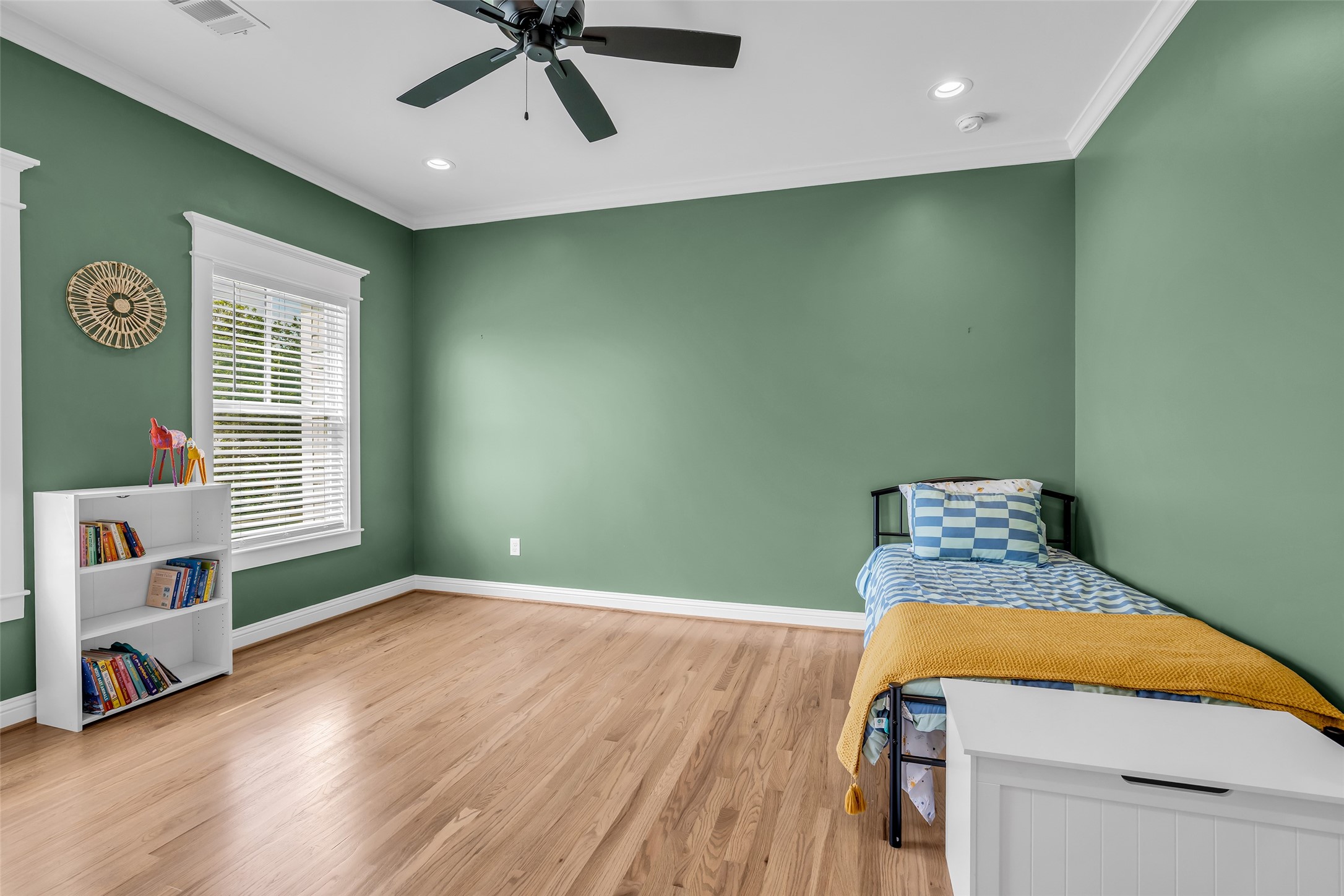 800 Walton Street Houston, TX 77009 - Photo 31 of 38 Another bedroom provides a versatile space that the new owner can personalize to suit their needs or style.