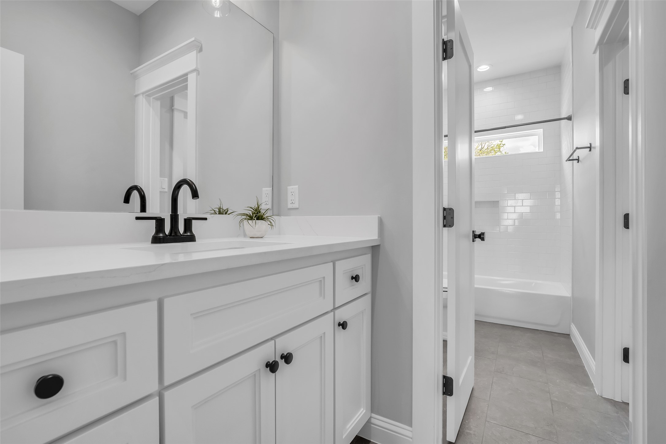 800 Walton Street Houston, TX 77009 - Photo 32 of 38 The second-floor common bathroom features a tub and shower combination, offering both convenience and functionality.