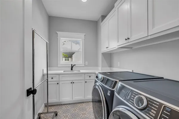 $1,100,000 | 800 Walton Street, Houston, TX 77009
