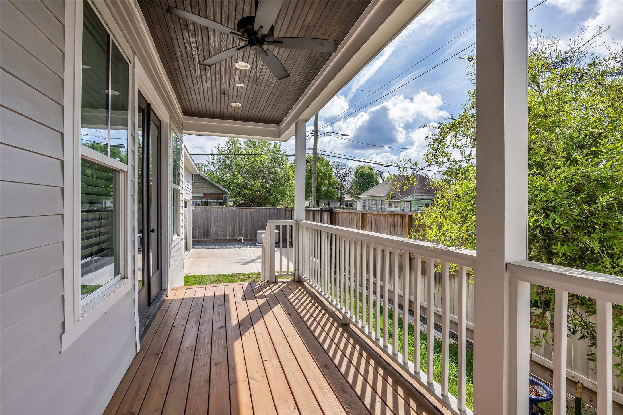 800 Walton Street Houston, TX 77009 - Photo 34 of 38 The back of the home also features a second covered balcony, providing an additional outdoor space to relax or entertain.
