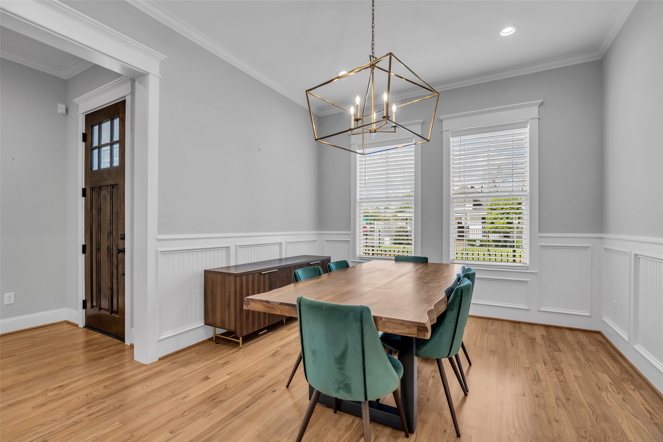 800 Walton Street Houston, TX 77009 - Photo 6 of 38 The formal dining room is positioned at the front of the home, providing a pleasant view toward the street and front surroundings.