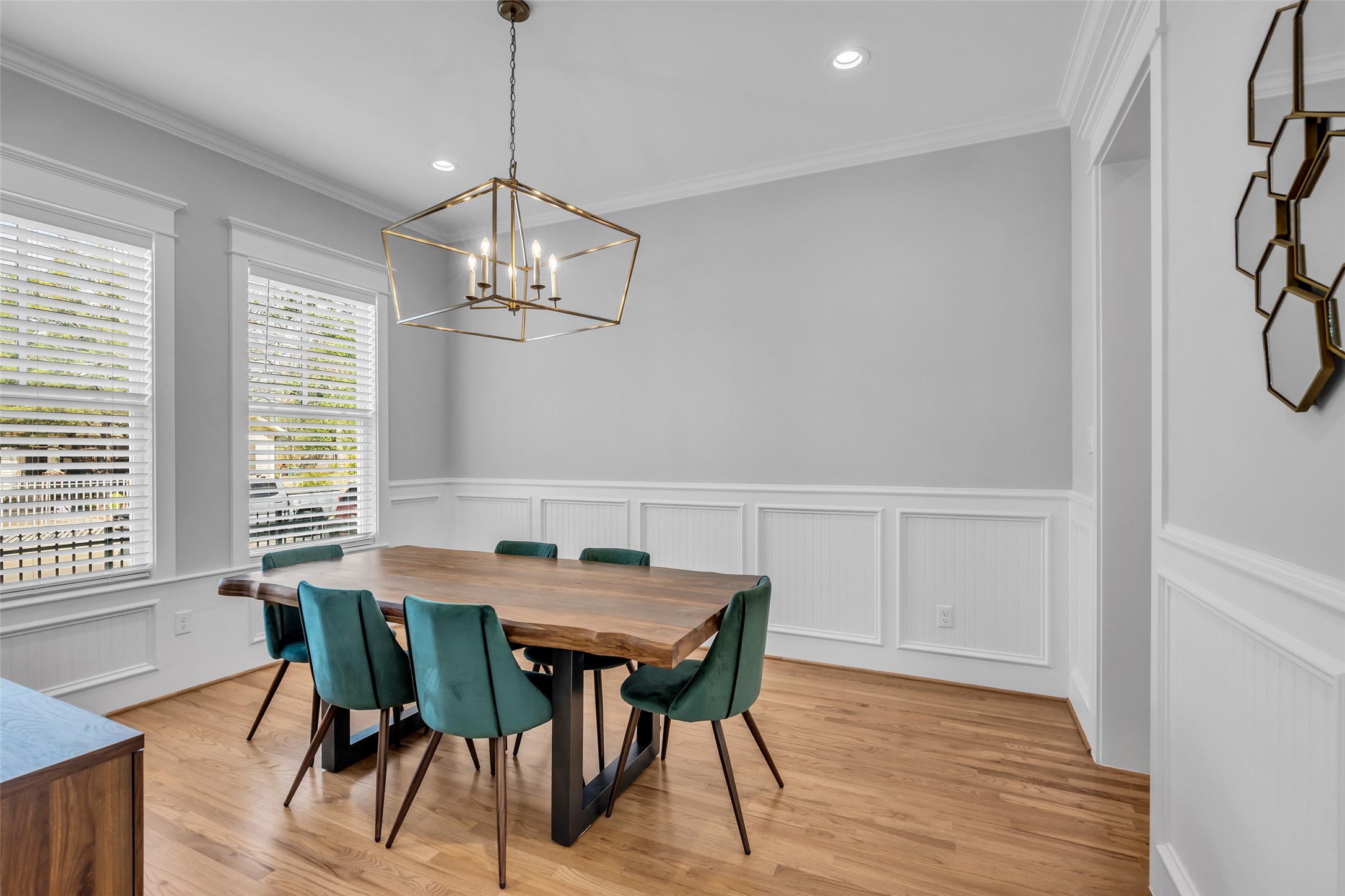 800 Walton Street Houston, TX 77009 - Photo 8 of 38 It features wood flooring and windows facing the front of the home, bringing in natural light and providing a clear view of the front surroundings.