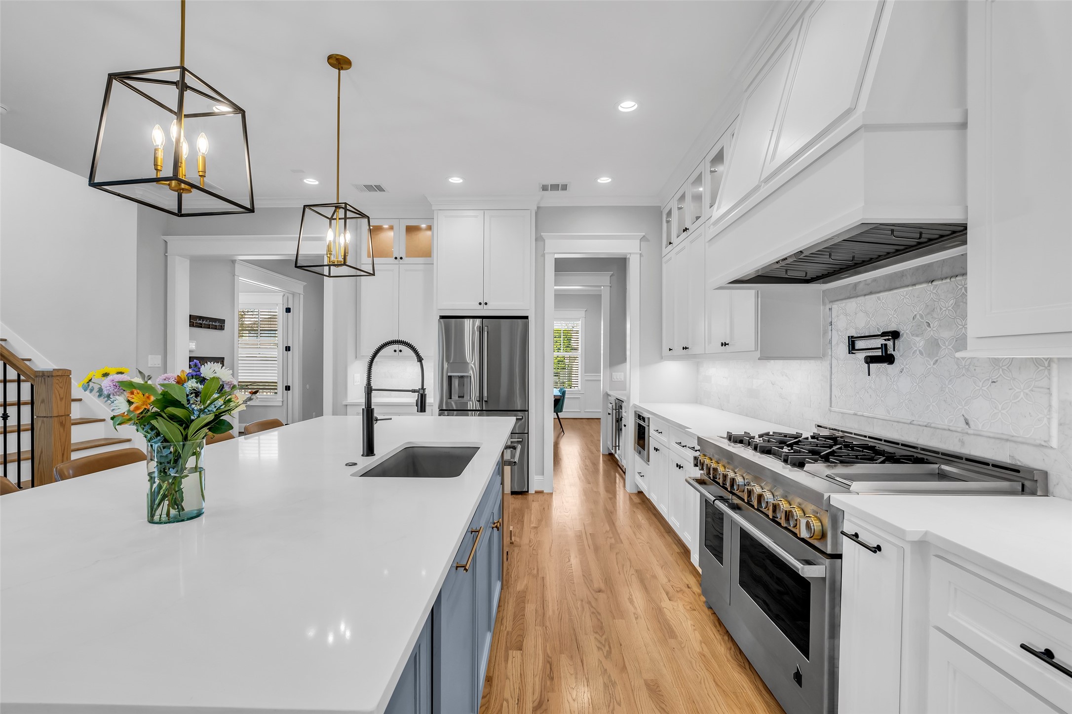 800 Walton Street Houston, TX 77009 - Photo 10 of 38 It is fully equipped with stainless steel appliances, ready for all your cooking and entertaining needs.