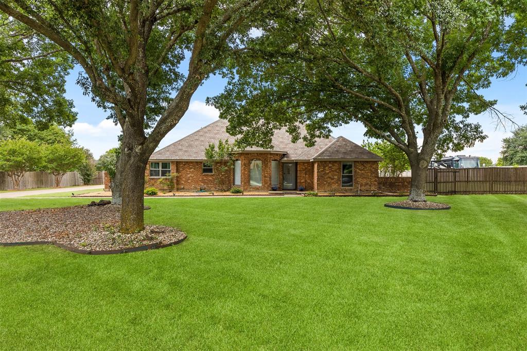 909 Valley View Avenue Red Oak, TX 75154 - Photo 4 of 37 a front view of a house with a garden