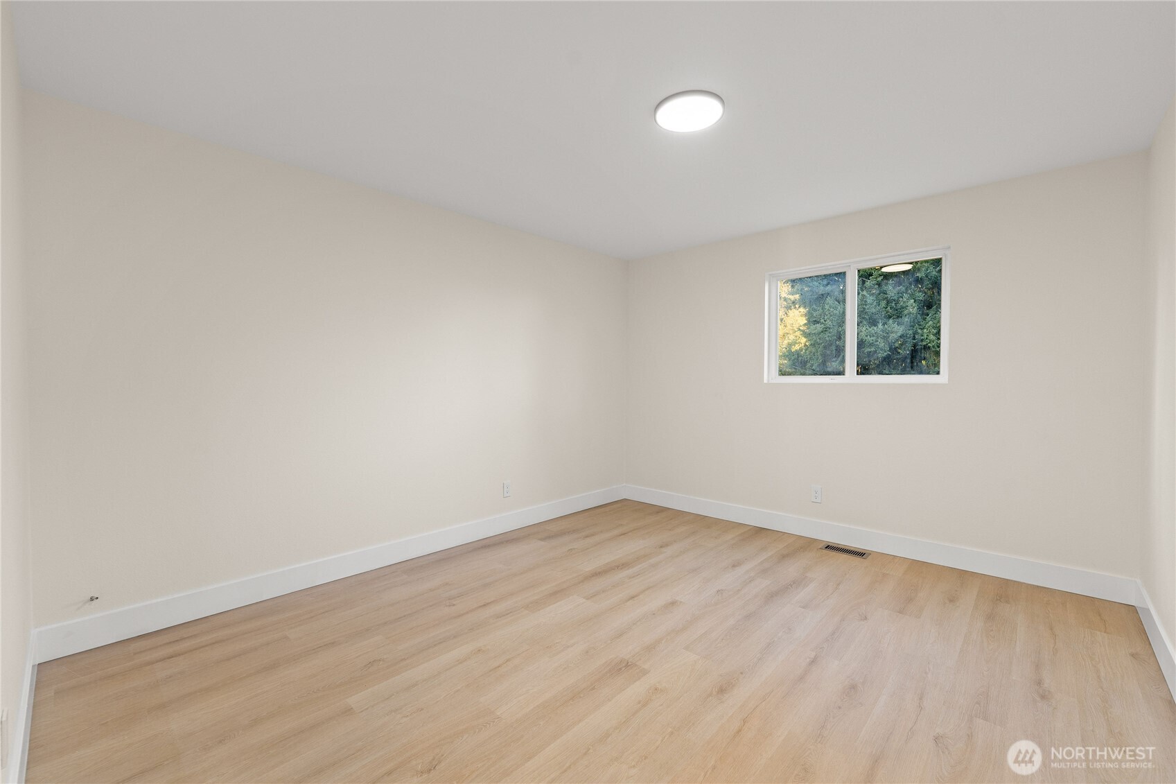 29628 22nd Avenue South Federal Way, WA 98003 - Photo 12 of 40 an empty room with a window