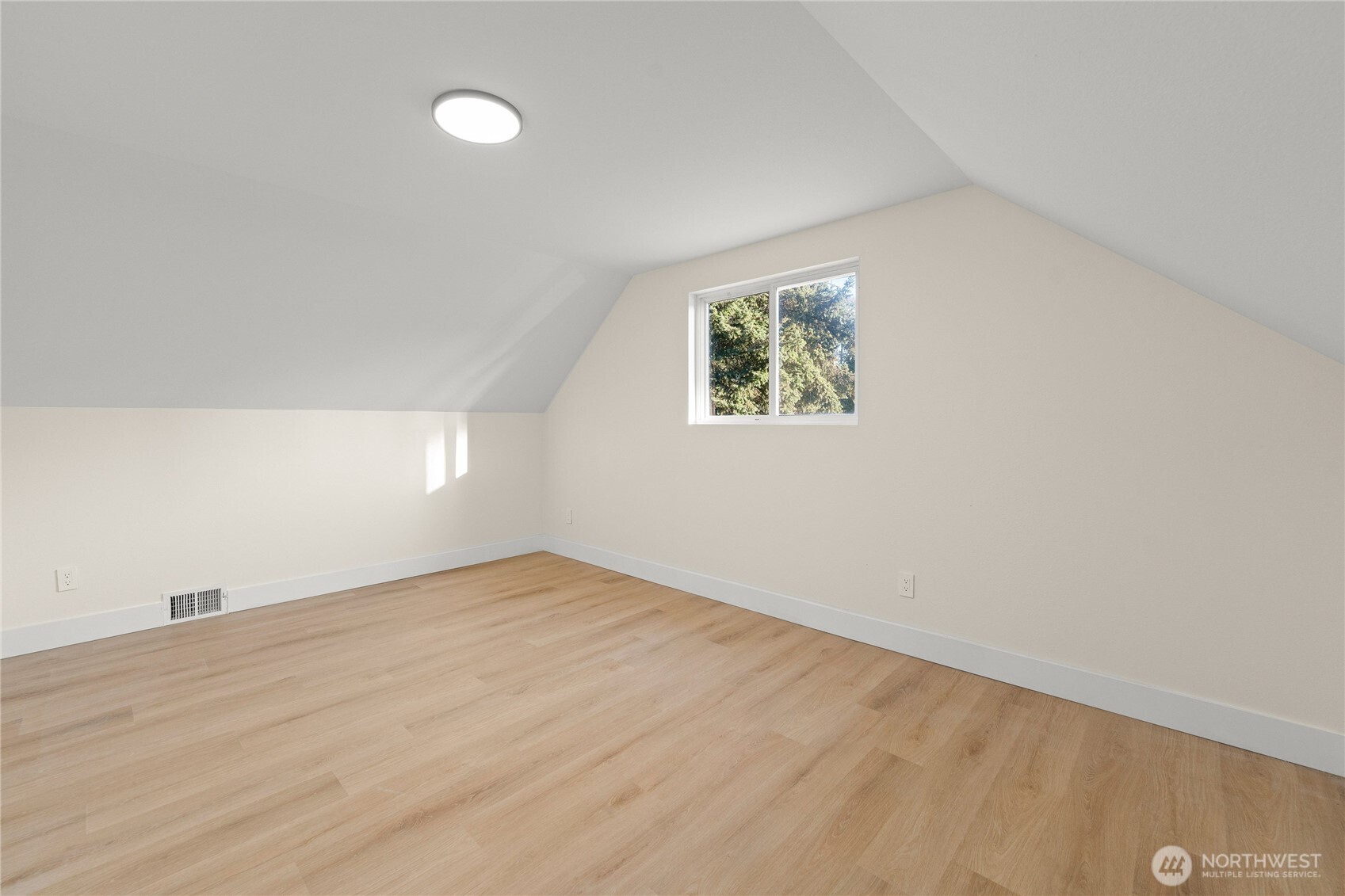 29628 22nd Avenue South Federal Way, WA 98003 - Photo 20 of 40 an empty room with a window