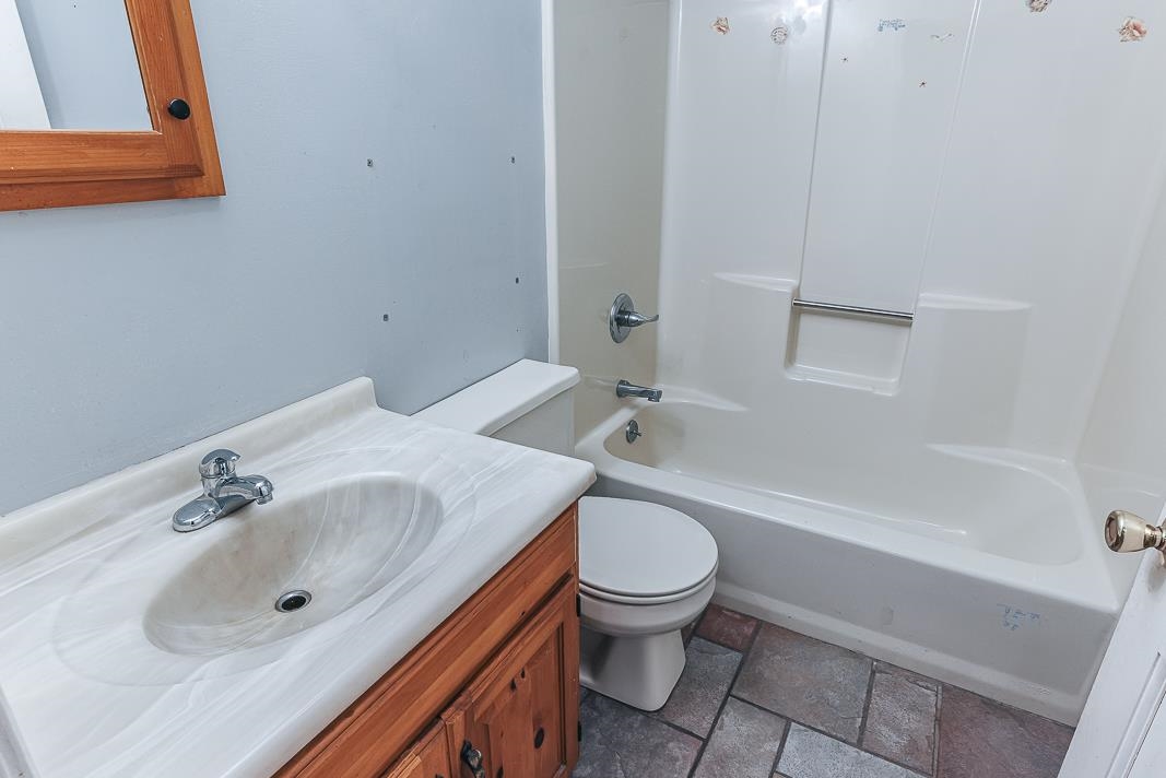 348 Windsor Road Hillsborough, NH 03244 - Photo 6 of 32