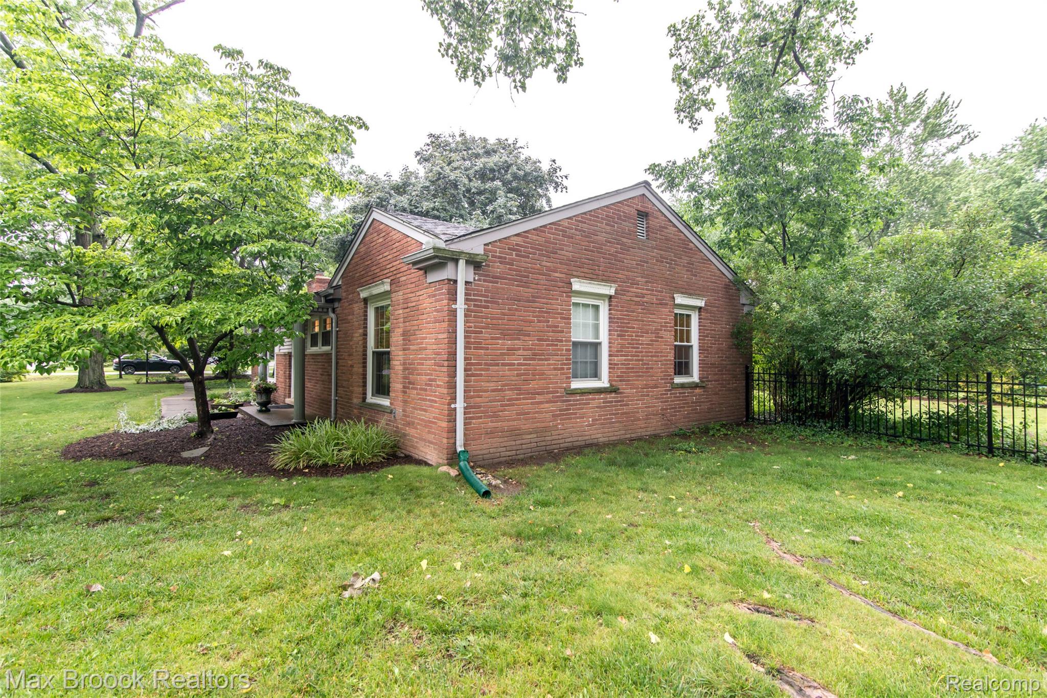 6799 East Dartmoor Road West Bloomfield, MI 48322 - Photo 34 of 36 Property exterior