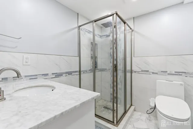 $675,000 | 16 Hallo Street, Edison, NJ 08837