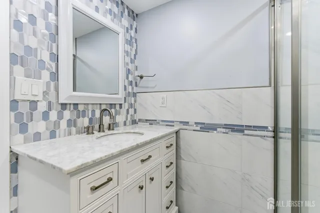 $675,000 | 16 Hallo Street, Edison, NJ 08837