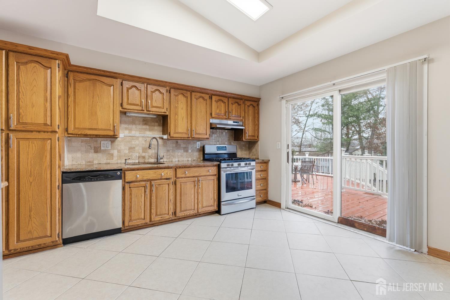 16 Hallo Street Edison, NJ 08837 - Photo 9 of 37