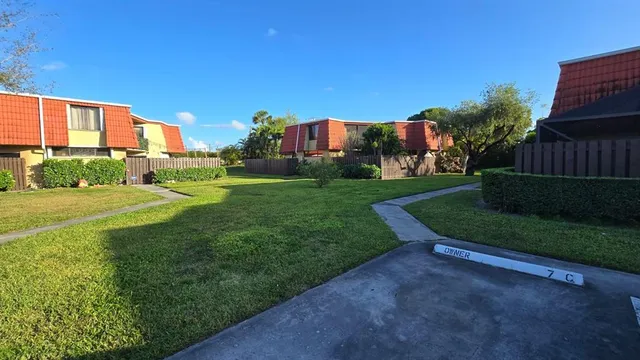 $2,675 | 23048 Oxford Place, Boca Raton, FL 33433