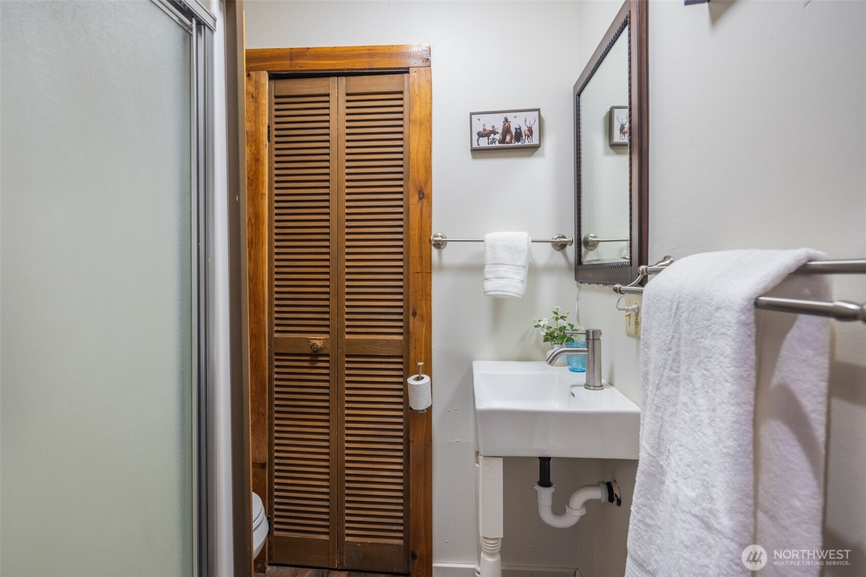 451 Aspen Springs Road Cle Elum, WA 98922 - Photo 11 of 27 a bathroom with a sink and a mirror