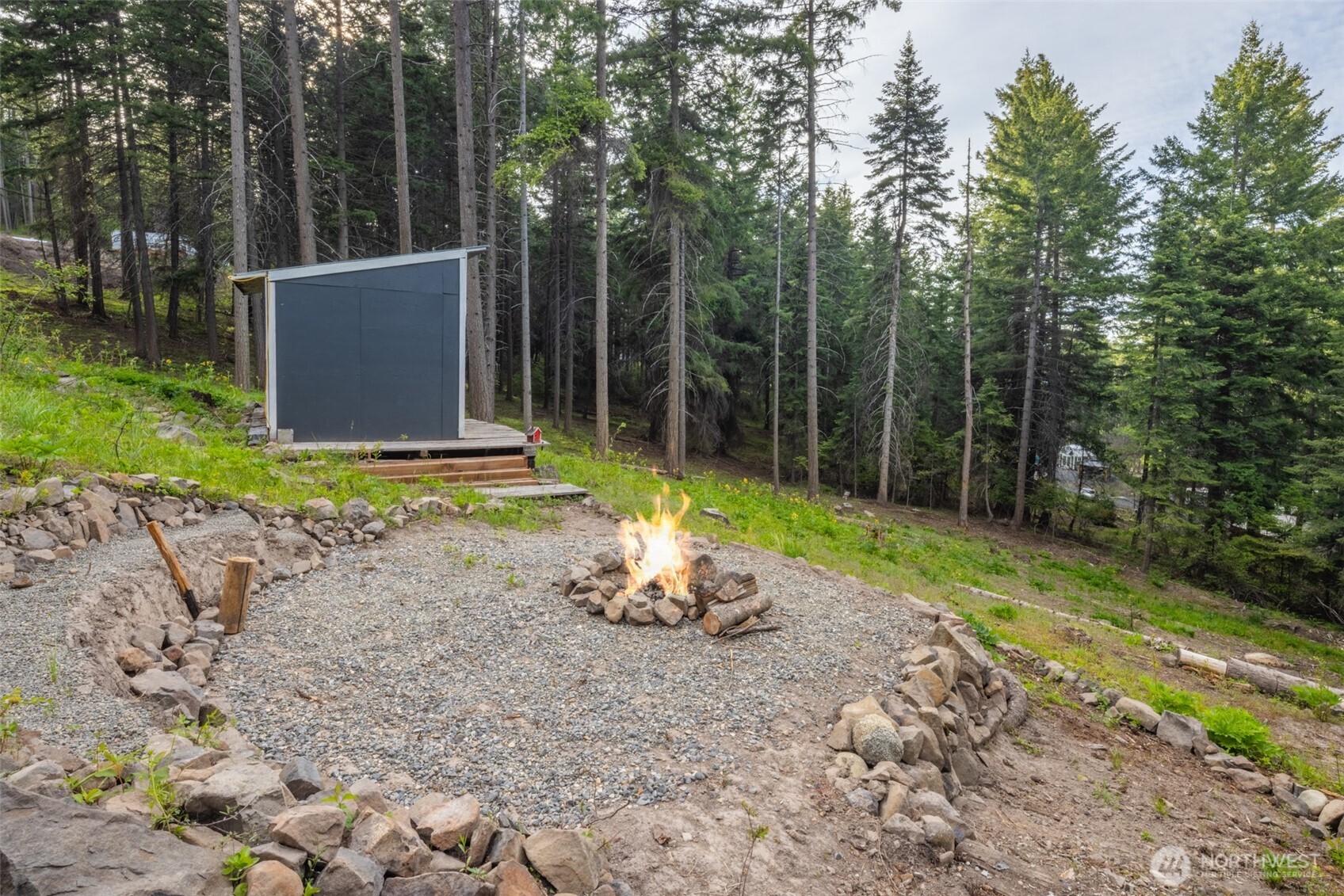 451 Aspen Springs Road Cle Elum, WA 98922 - Photo 20 of 27 a backyard of a house with yard and trampoline