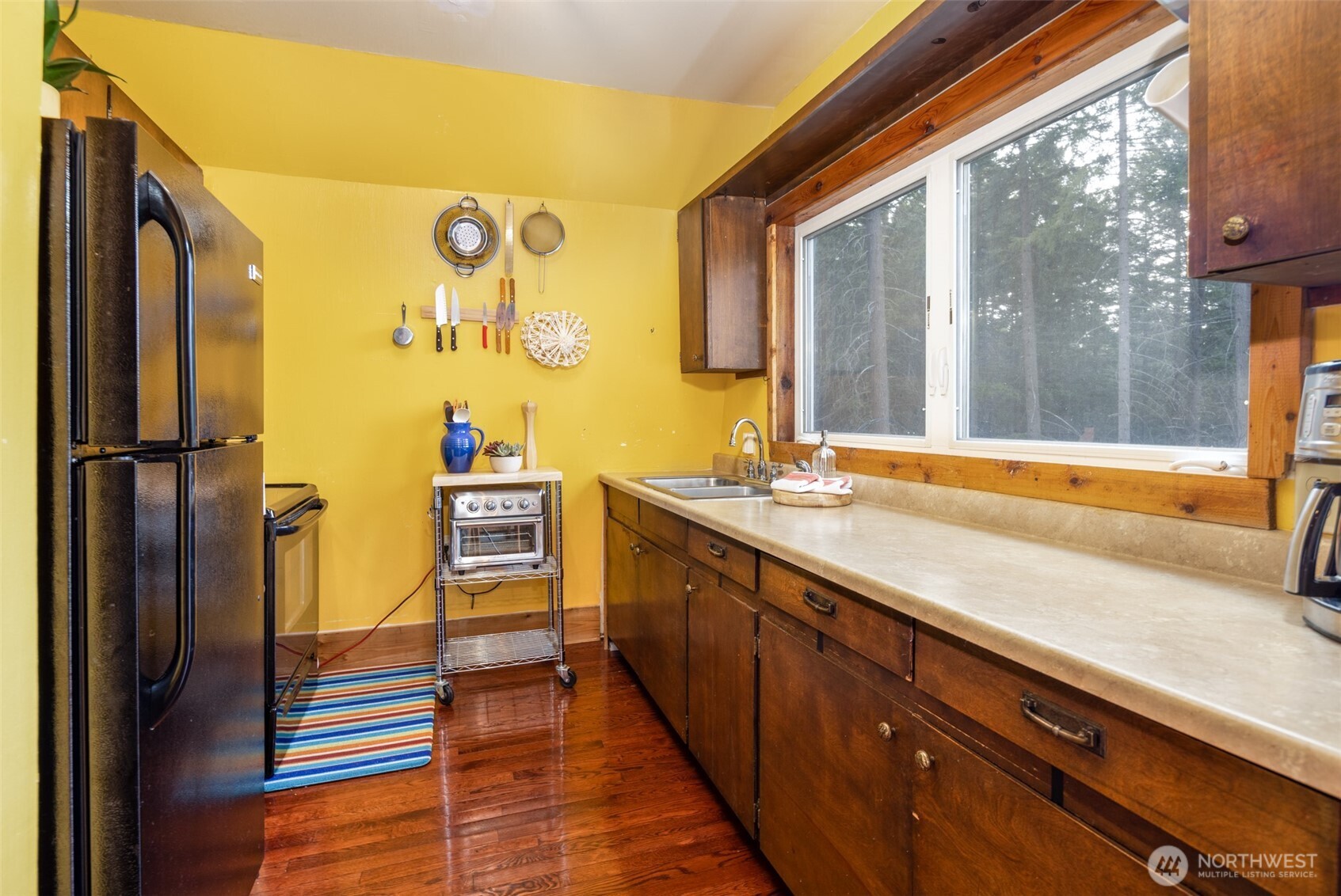 451 Aspen Springs Road Cle Elum, WA 98922 - Photo 10 of 27 a bathroom with a sink and a large mirror