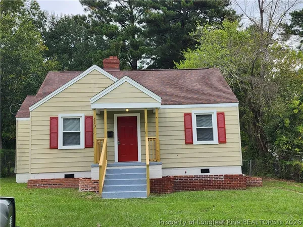 a view of house with a yard