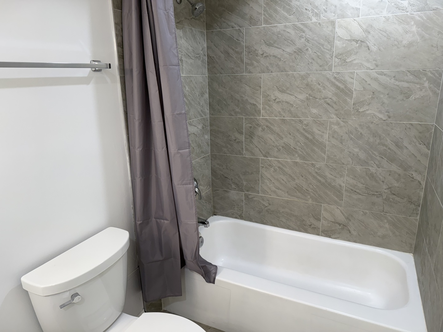 16W525 Mockingbird Lane, Unit 102 Willowbrook, IL 60527 - Photo 20 of 25 a bathroom with a toilet and a bathtub