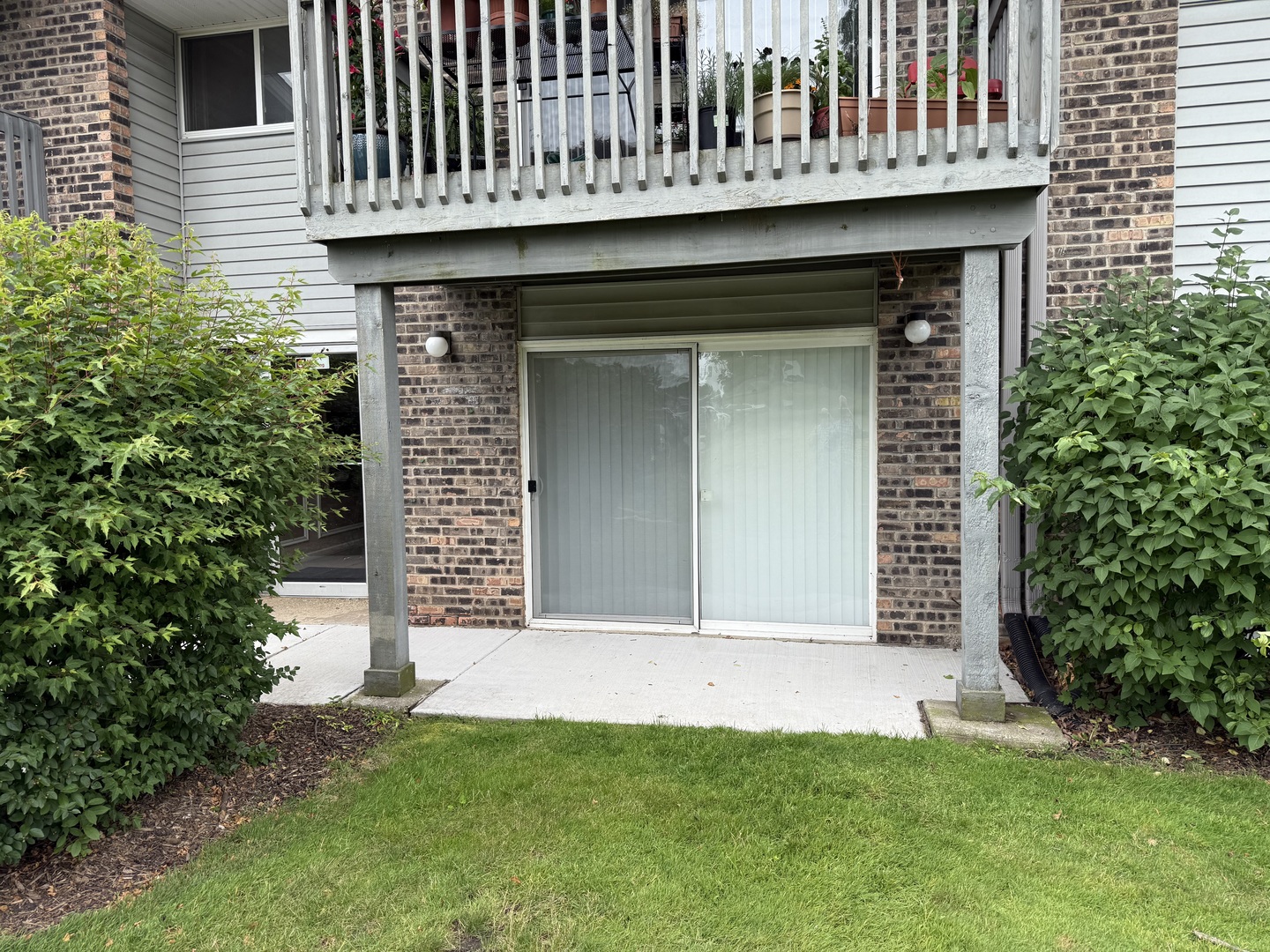16W525 Mockingbird Lane, Unit 102 Willowbrook, IL 60527 - Photo 2 of 25 a front view of a house with garden