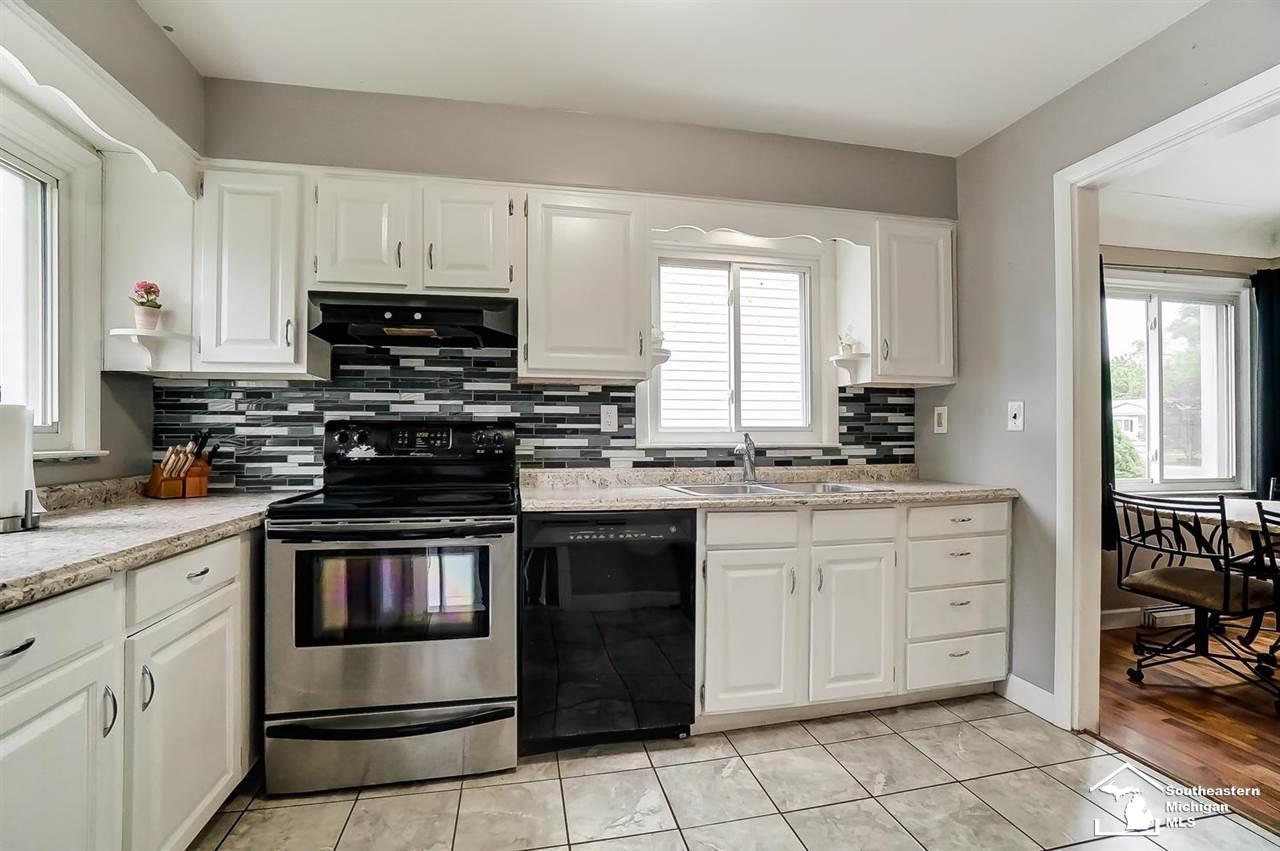 2237 Vivian Road Monroe, MI 48162 - Photo 8 of 26 50043845-7.JPG