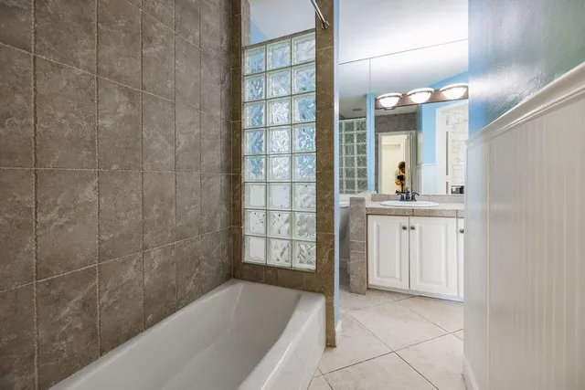 $2,595,000 | 2432 Northeast 22nd Avenue, Lighthouse Point, FL 33064