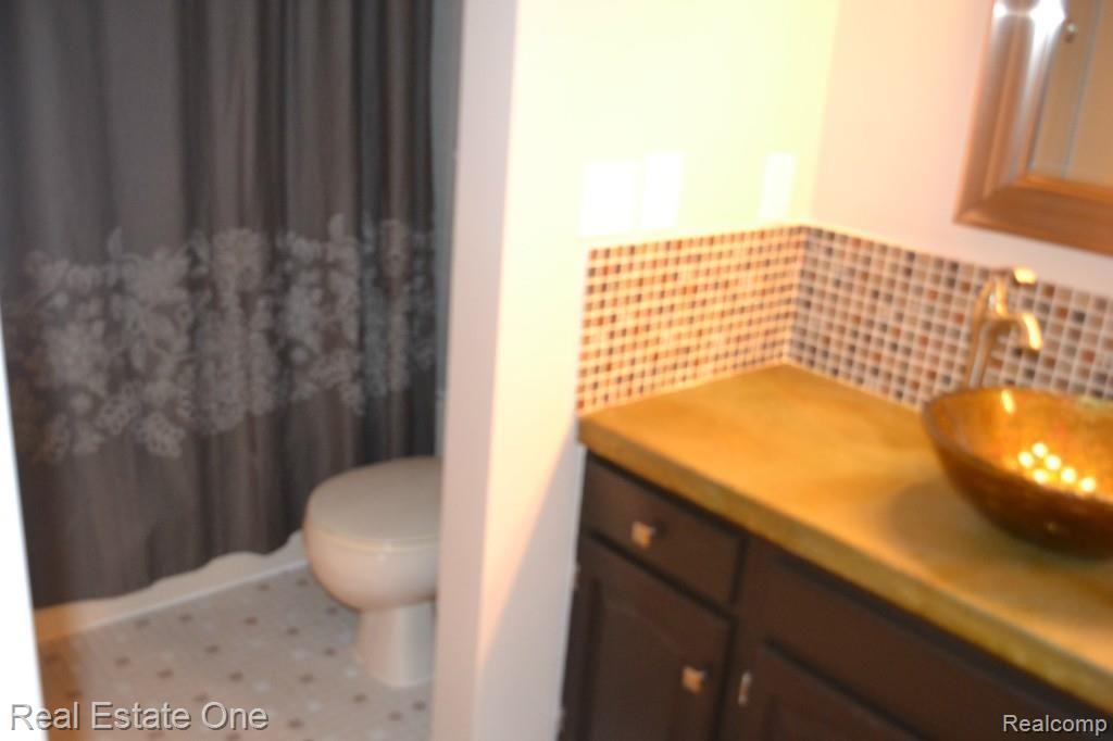 323 Torrent Court Rochester, MI 48307 - Photo 13 of 17 2nd Full Bathroom with Tub/shower