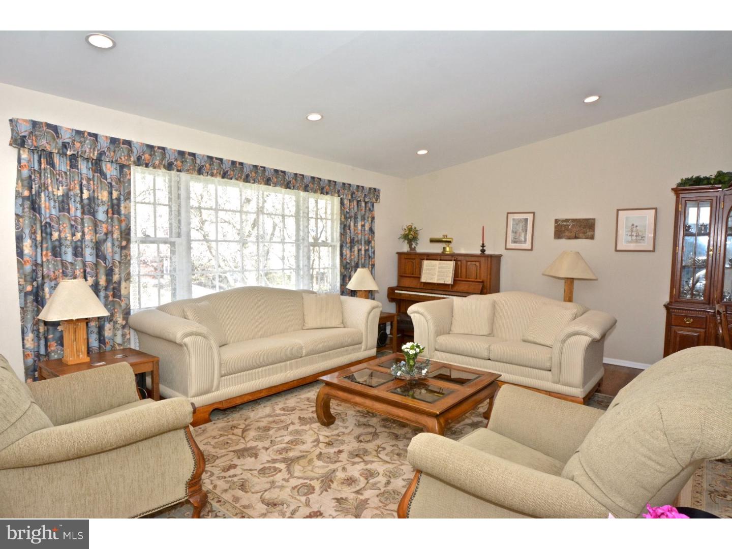41 Robert Road Princeton, NJ 08540 - Photo 4 of 25 Living Room