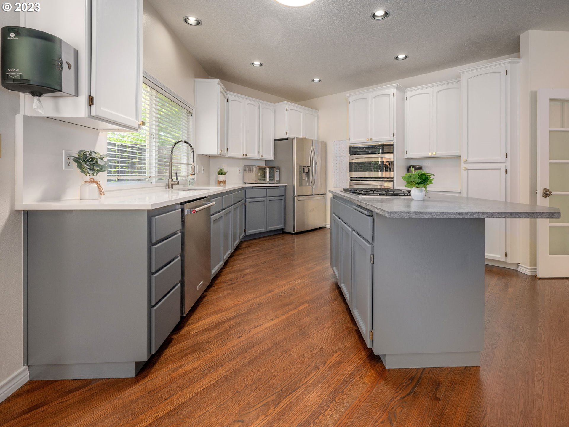 6569 Southwest Arranmore Court Portland, OR 97223 - Photo 11 of 48