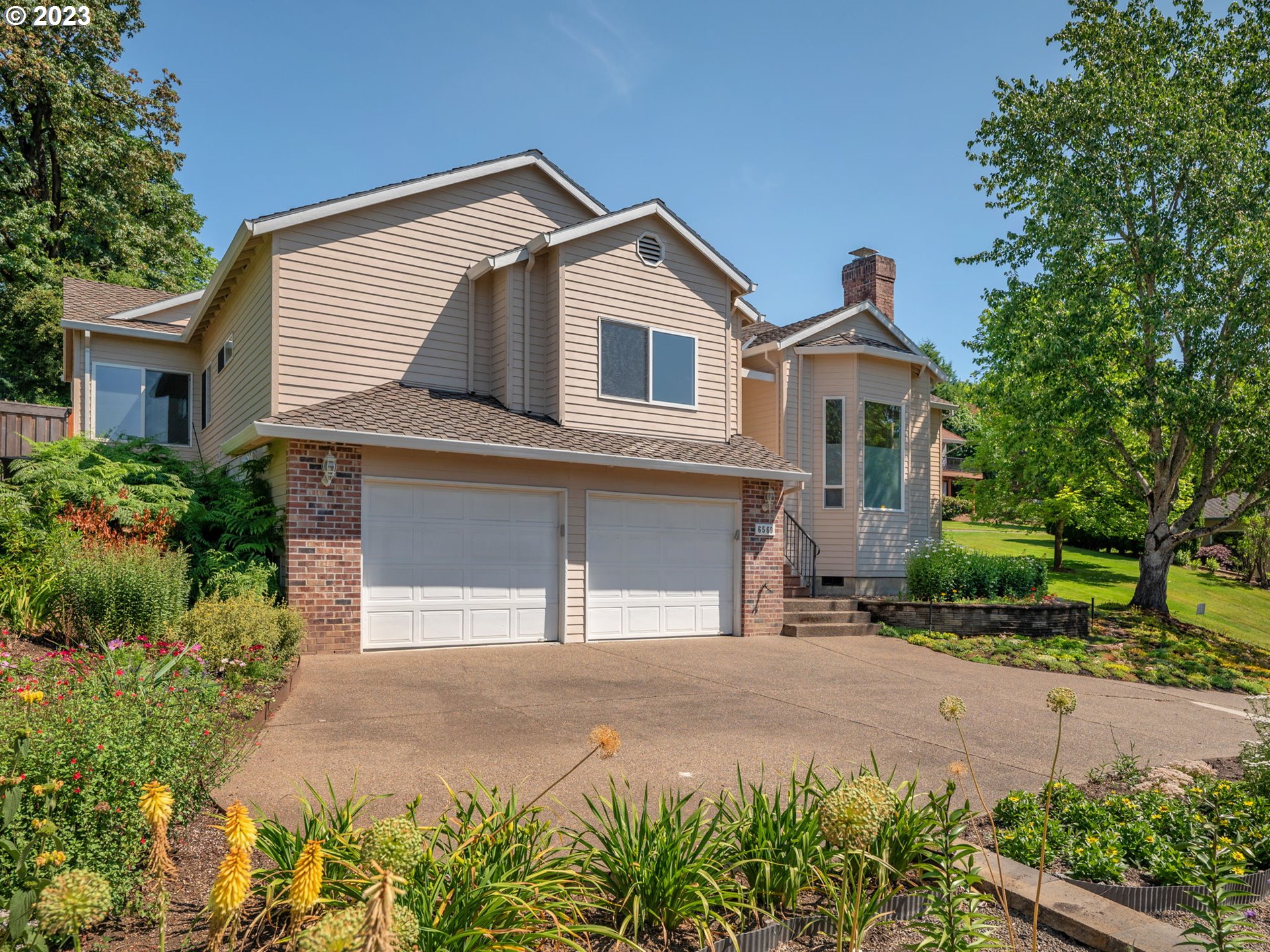 6569 Southwest Arranmore Court Portland, OR 97223 - Photo 3 of 48