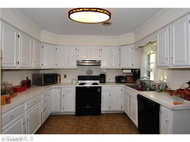 4550 Cooper Road Winston-Salem, NC 27127 - Photo 4 of 16 Kitchen.