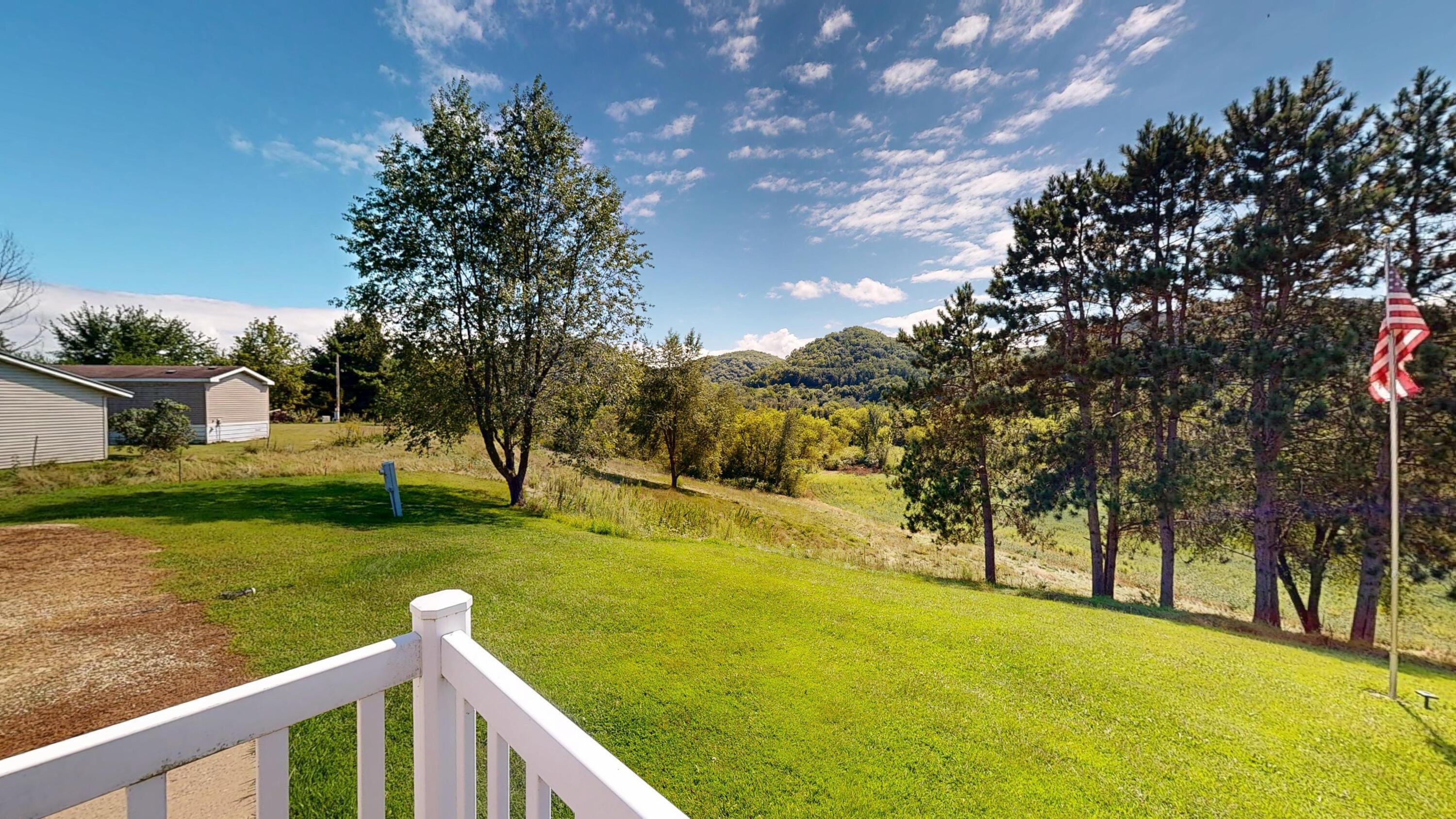 E2817 South Creek Road De Soto, WI 54624 - Photo 28 of 32 Deck