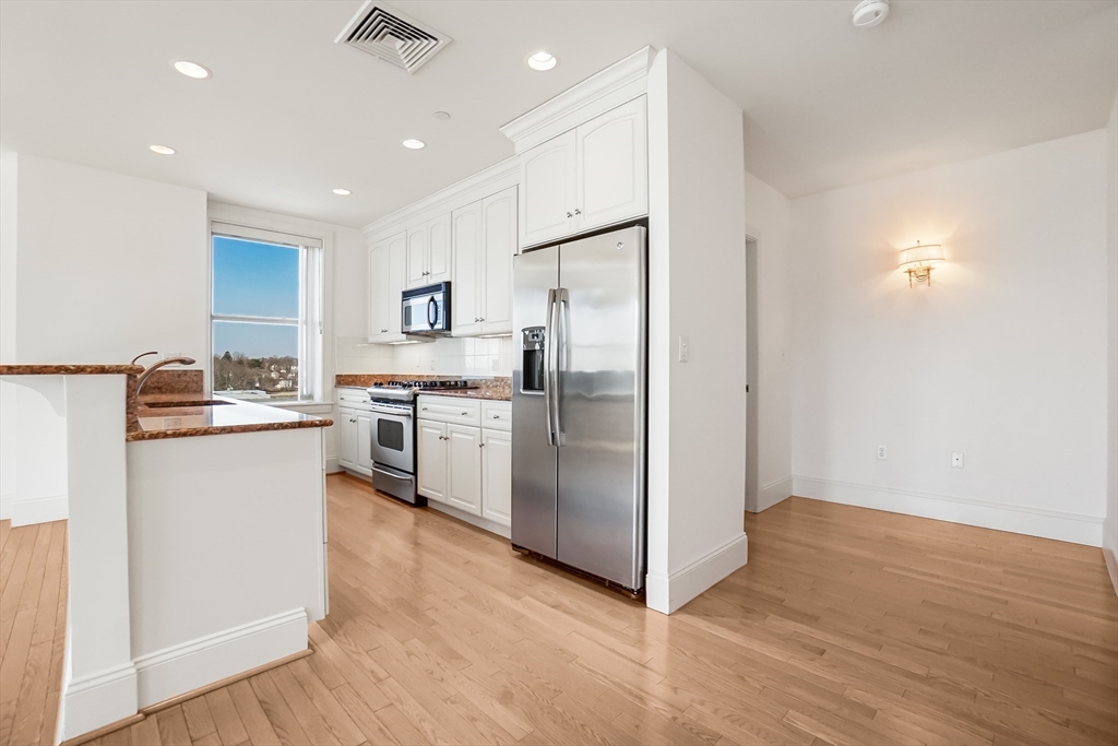 116-128 Rantoul Street, Unit 509 Beverly, MA 01915 - Photo 12 of 31