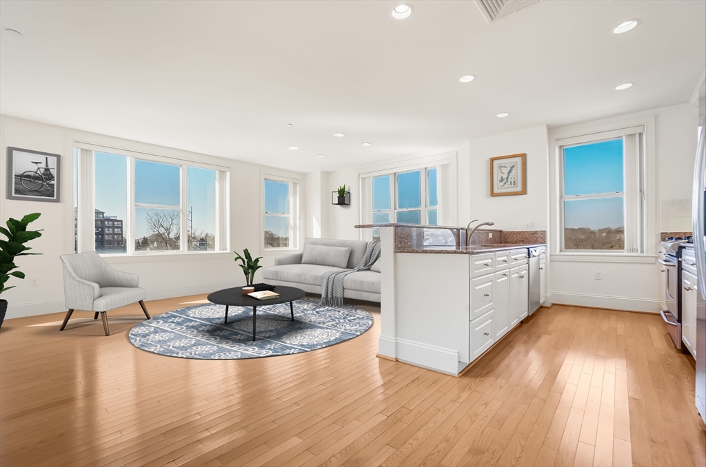 116-128 Rantoul Street, Unit 509 Beverly, MA 01915 - Photo 3 of 31