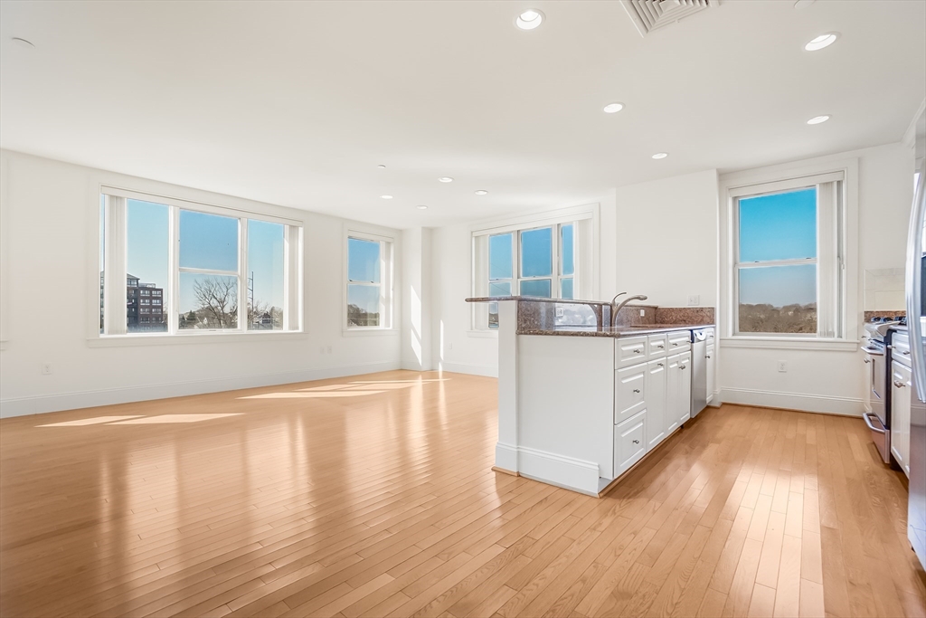 116-128 Rantoul Street, Unit 509 Beverly, MA 01915 - Photo 4 of 31