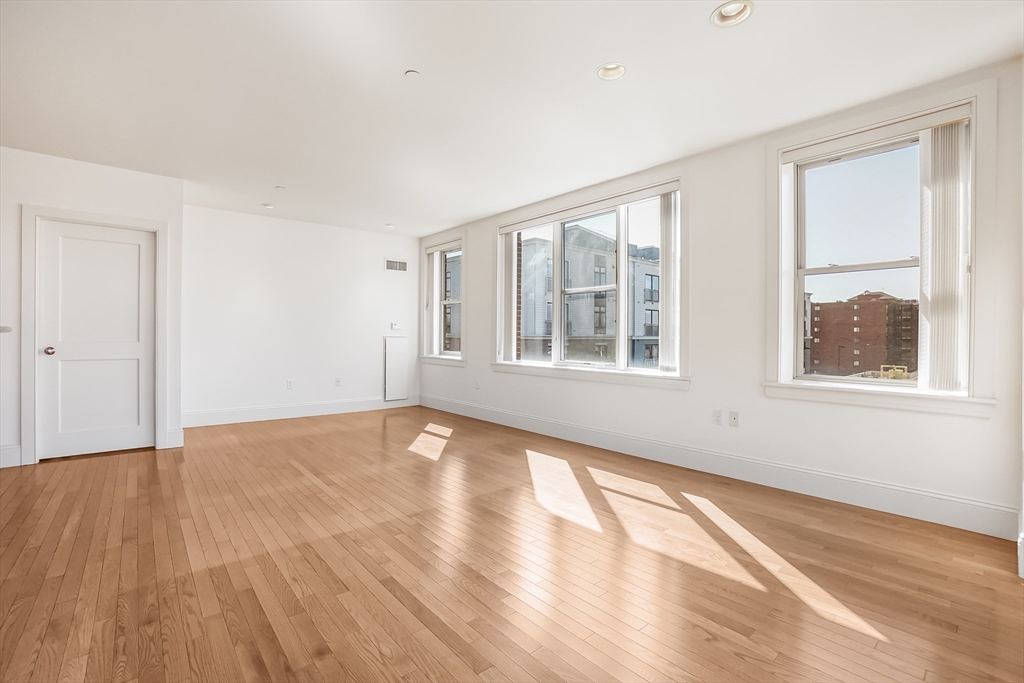 116-128 Rantoul Street, Unit 509 Beverly, MA 01915 - Photo 5 of 31