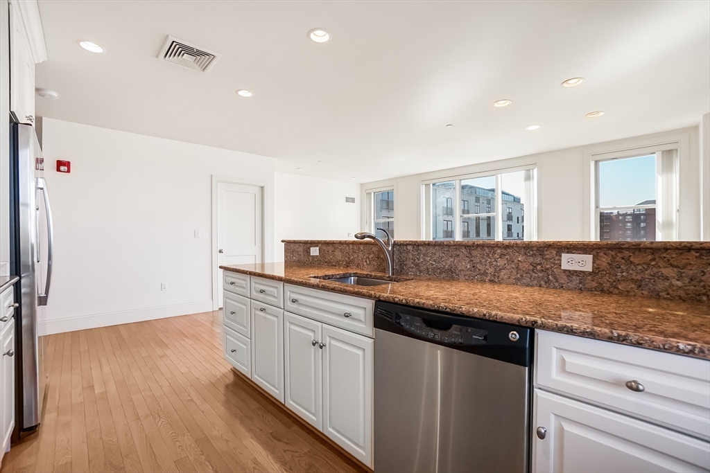 116-128 Rantoul Street, Unit 509 Beverly, MA 01915 - Photo 8 of 31