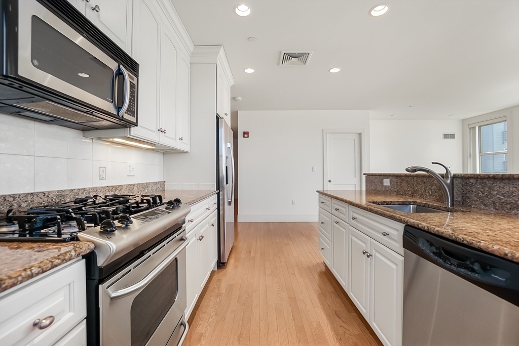 116-128 Rantoul Street, Unit 509 Beverly, MA 01915 - Photo 9 of 31