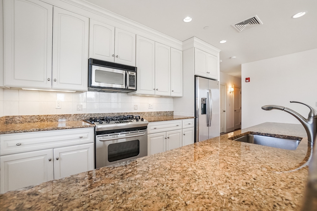 116-128 Rantoul Street, Unit 509 Beverly, MA 01915 - Photo 10 of 31