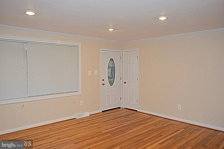 5239 Sands Road Lothian, MD 20711 - Photo 3 of 19 Living Room