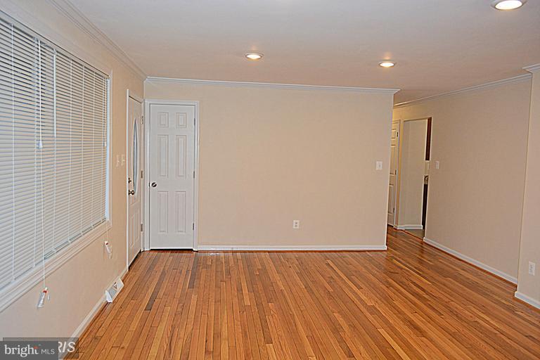 5239 Sands Road Lothian, MD 20711 - Photo 4 of 19 Living Room