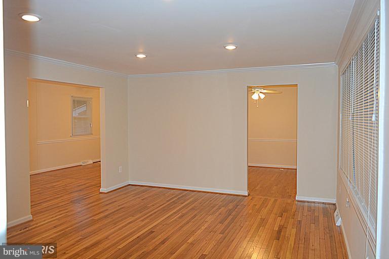 5239 Sands Road Lothian, MD 20711 - Photo 5 of 19 Living Room