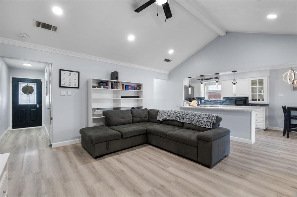 7629 Cedarhill Road Watauga, TX 76148 - Photo 6 of 33 Vaulted ceiling living area featuring wood-finish flooring, recessed lighting, and a ceiling fan