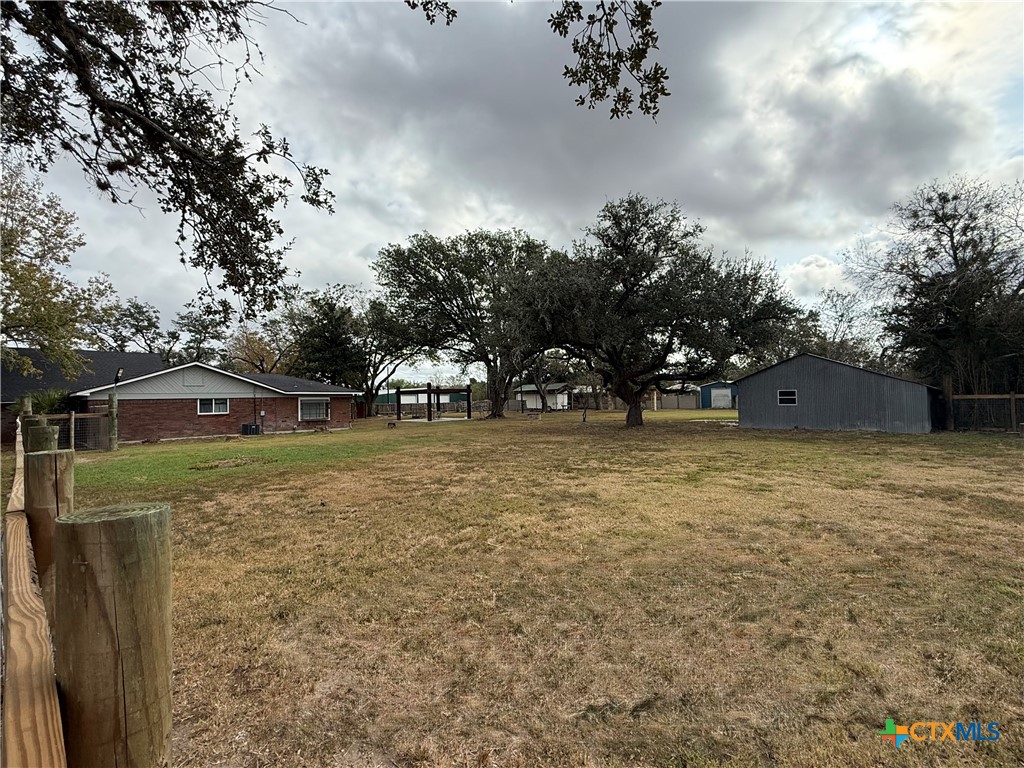 20 Hambleton Road Victoria, TX 77905 - Photo 33 of 42 a backyard of a house with lots of green space