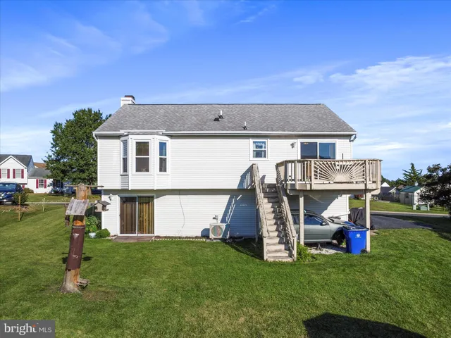 a view of house with a yard